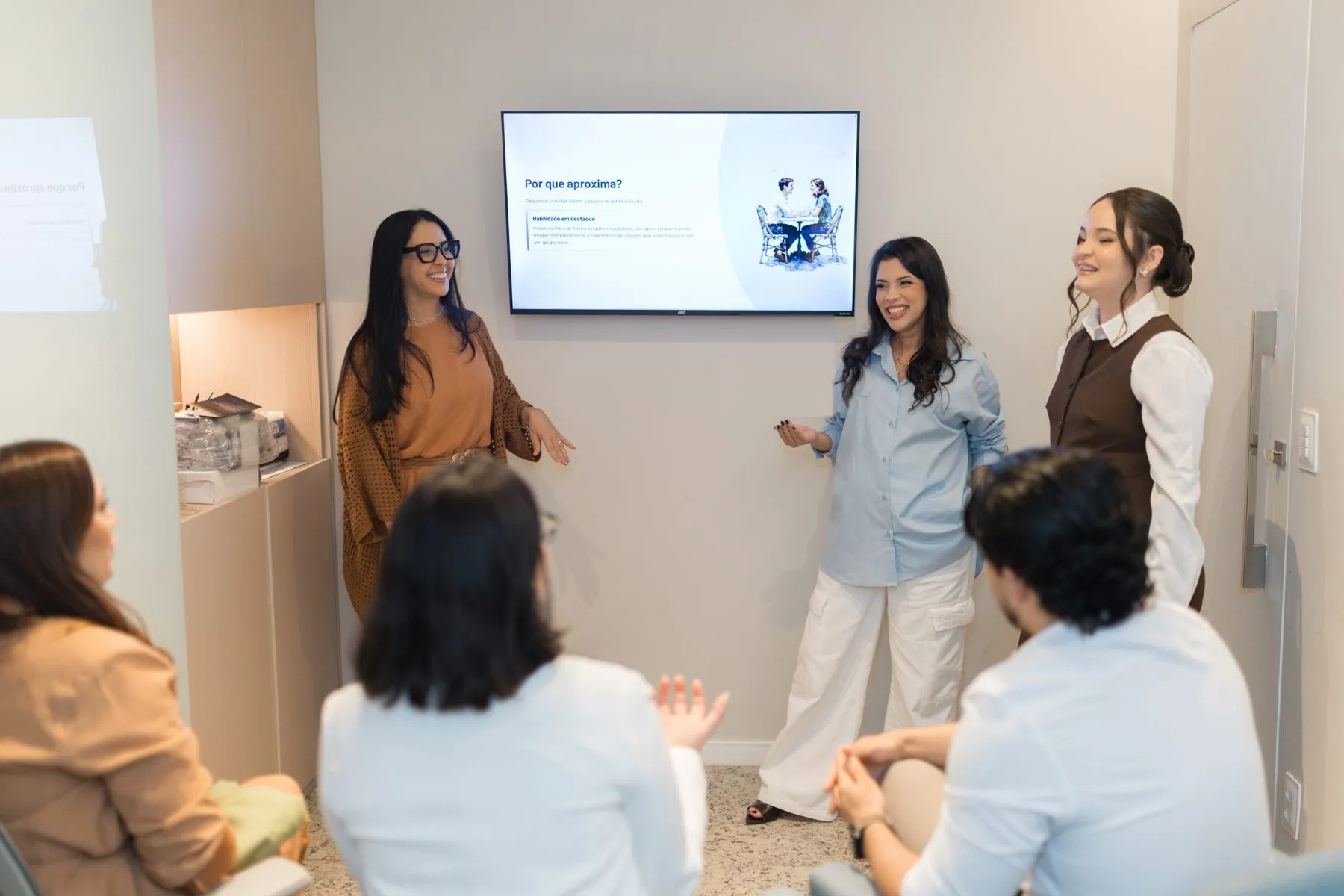 Facilitadora conduzindo a discussão de um caso clínico com um grupo reduzido no Instituto Blu